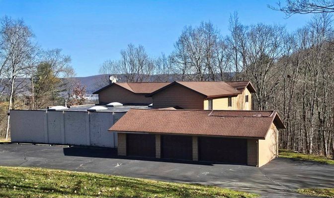 Attached, Exterior, Facade, Ranch
