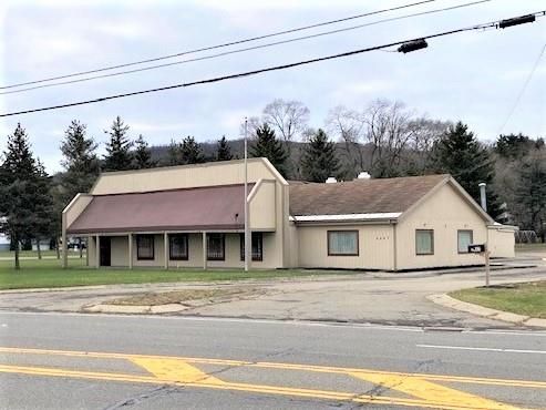 Exterior, Facade, Ranch