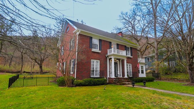 Exterior, Facade, Brick Facade, Georgian