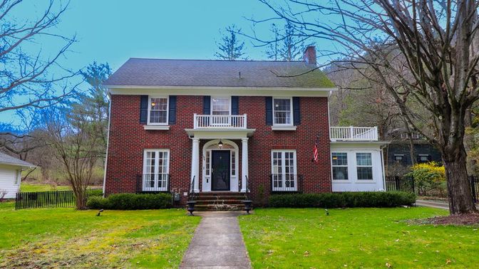 Exterior, Facade, Brick Facade, Georgian