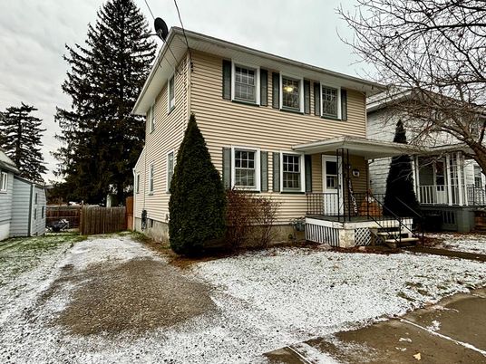 Exterior, Facade, American Foursquare