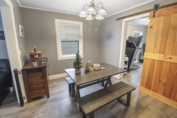 Chandelier, Dining room, Fitness Equipment, Interior, Wood Texture Flooring