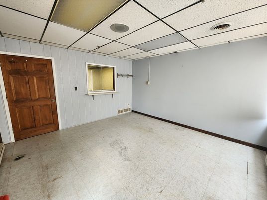 Empty room, Interior