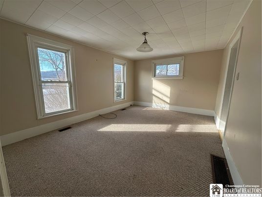 Empty room, Interior