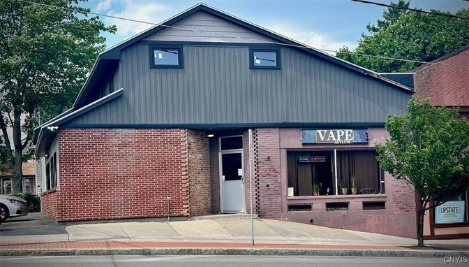 Exterior, Facade, Brick Facade, American Craftsman