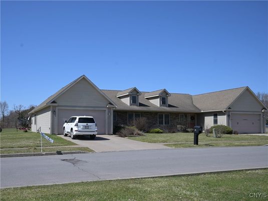Attached, Exterior, Facade, Ranch