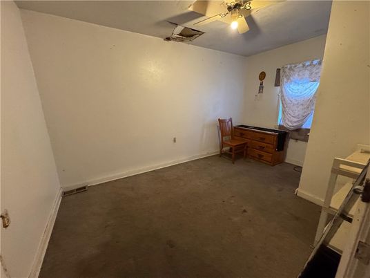 Empty room, Interior