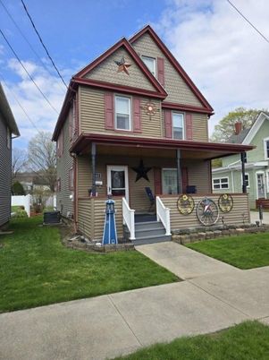 Exterior, Facade, Queen Anne Victorian