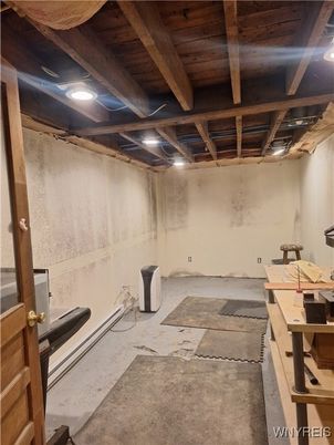 Empty room, Interior, Wooden Beams