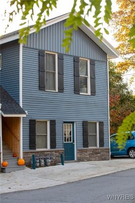 Exterior, Facade, Rowhouse