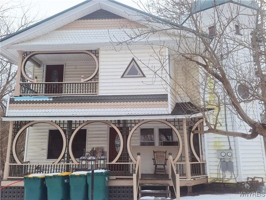 Exterior, Facade, Queen Anne Victorian