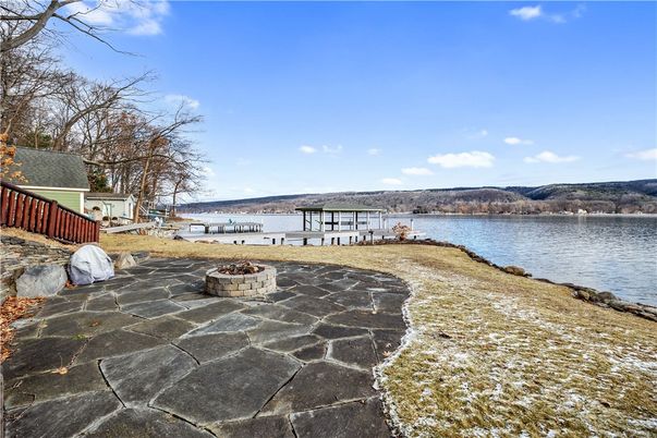 Exterior, Lake