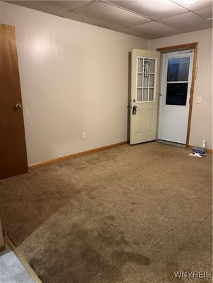 Empty room, Interior