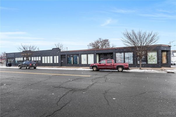 Exterior, Facade, Ranch