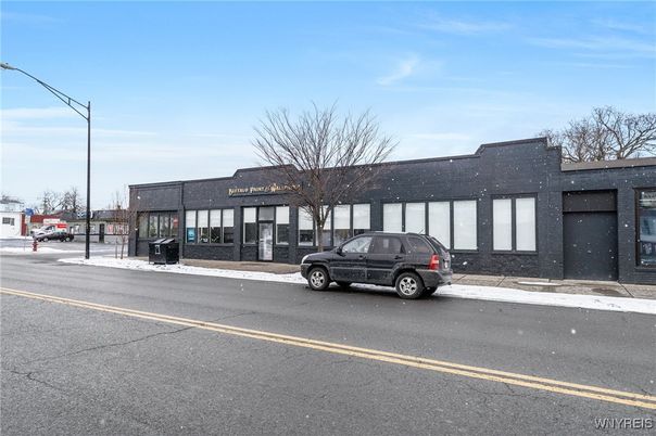 Exterior, Facade, Modern