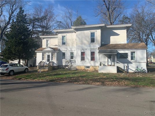 Exterior, Facade, American Foursquare