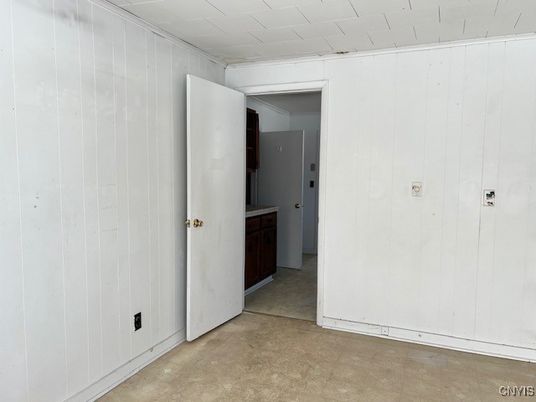 Empty room, Interior