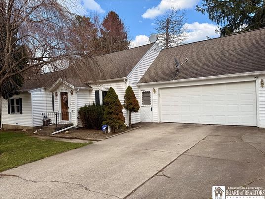 Attached, Exterior, Facade, Cape Cod