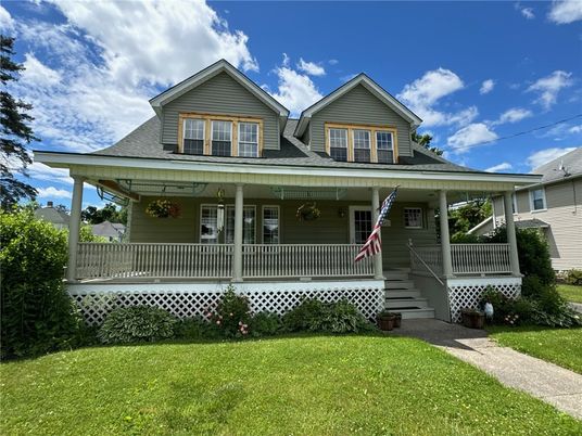 Exterior, Facade, Queen Anne Victorian