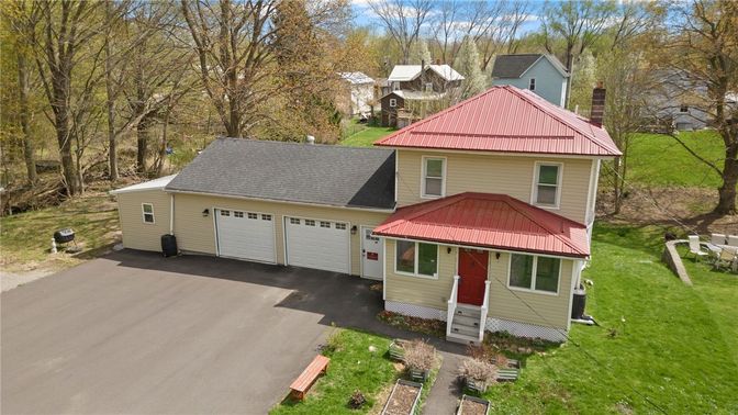 Attached, Exterior, Facade, Queen Anne Victorian
