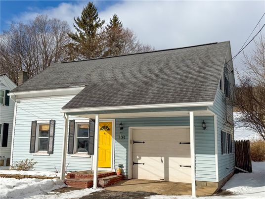 Attached, Exterior, Facade, Cape Cod