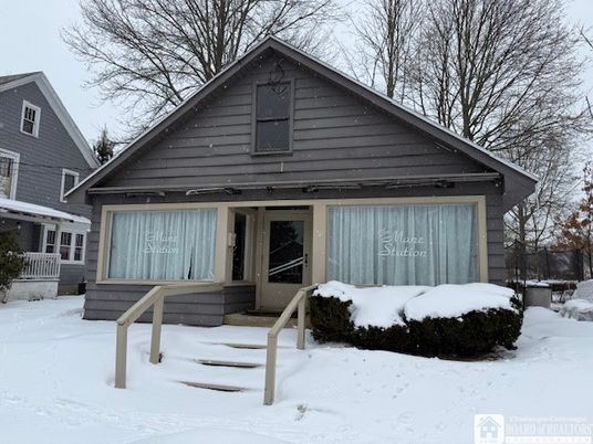 Attached, Exterior, Facade, American Craftsman