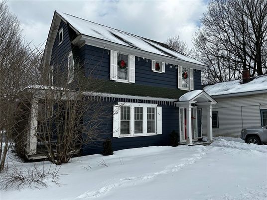 Exterior, Facade, Raised Ranch