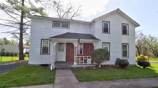 Exterior, Facade, Split Level