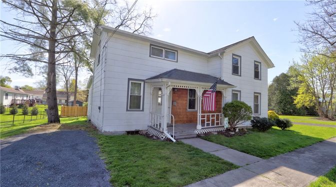 Exterior, Facade, American Foursquare