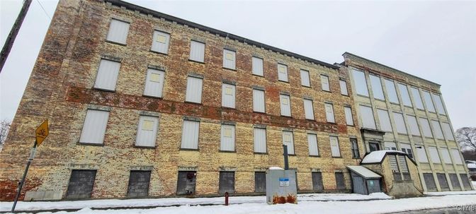 Exterior, Facade, Rowhouse