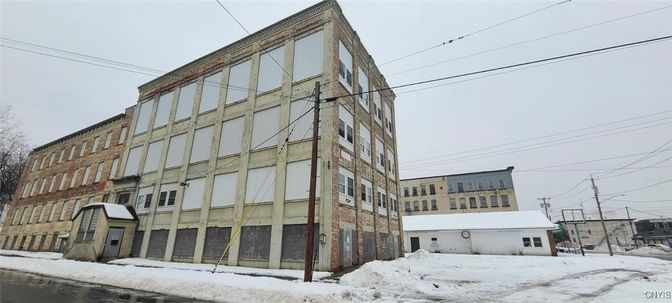 Exterior, Facade, Highrise