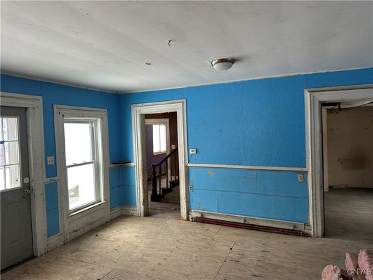 Empty room, Interior