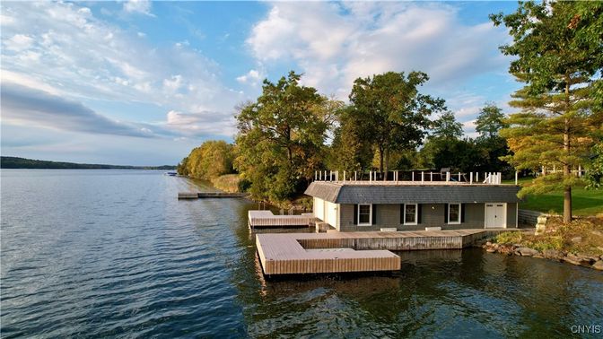Exterior, Lake