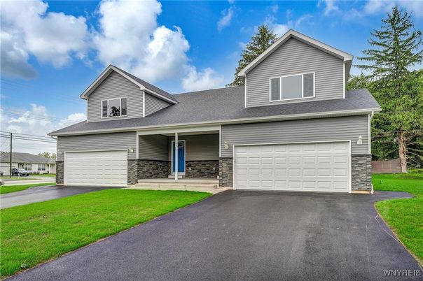 Attached, Exterior, Facade, Ranch