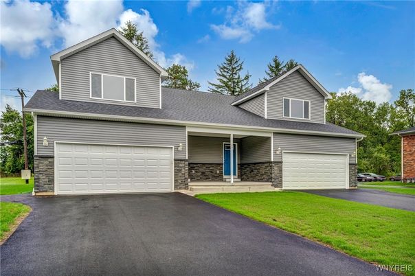 Attached, Exterior, Facade, Farmhouse