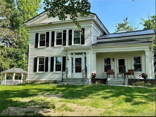 Exterior, Facade, Queen Anne Victorian