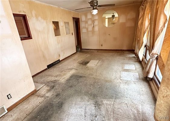 Empty room, Interior