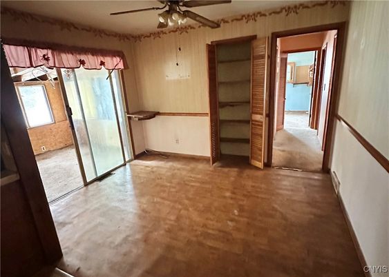 Empty room, Interior
