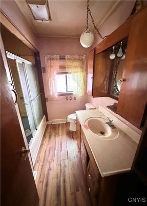 Bathroom, Interior, Pendant Lights, Wood Texture Flooring