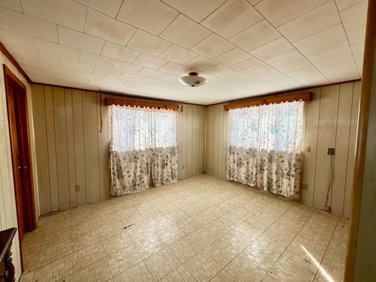 Empty room, Interior