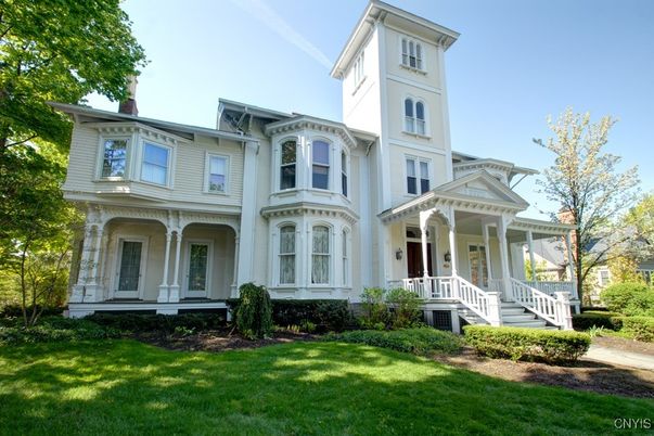 Exterior, Facade, Queen Anne Victorian