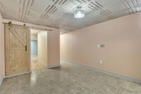 Empty room, Interior