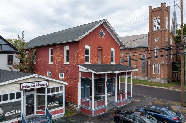 Exterior, Facade, Rowhouse