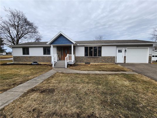 Attached, Exterior, Facade, Ranch