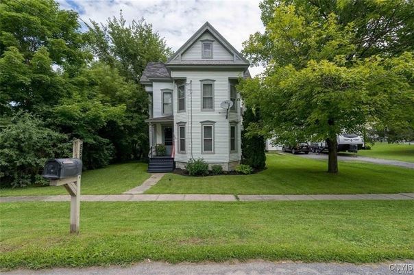 Exterior, Facade, Queen Anne Victorian