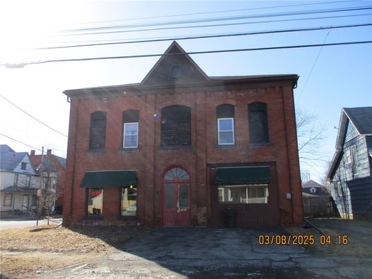 Exterior, Facade, Brick Facade, Rowhouse