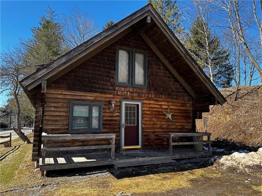 Exterior, Facade, Log Home