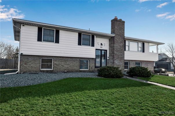 Exterior, Facade, Brick Facade, Raised Ranch
