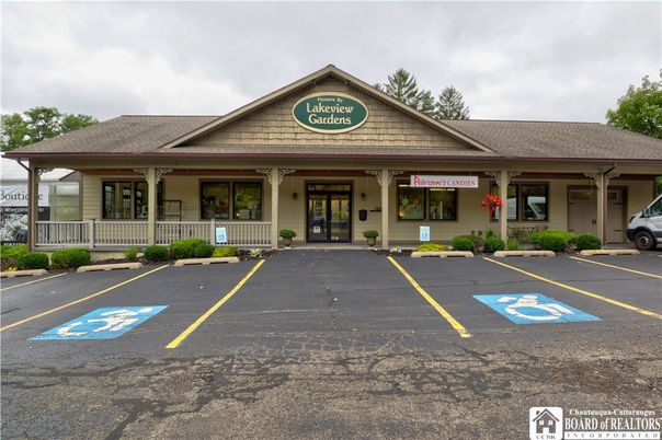 Exterior, Facade, Ranch
