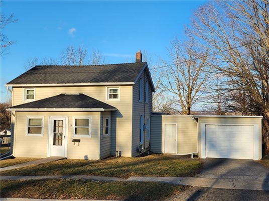 Attached, Exterior, Facade, Cape Cod